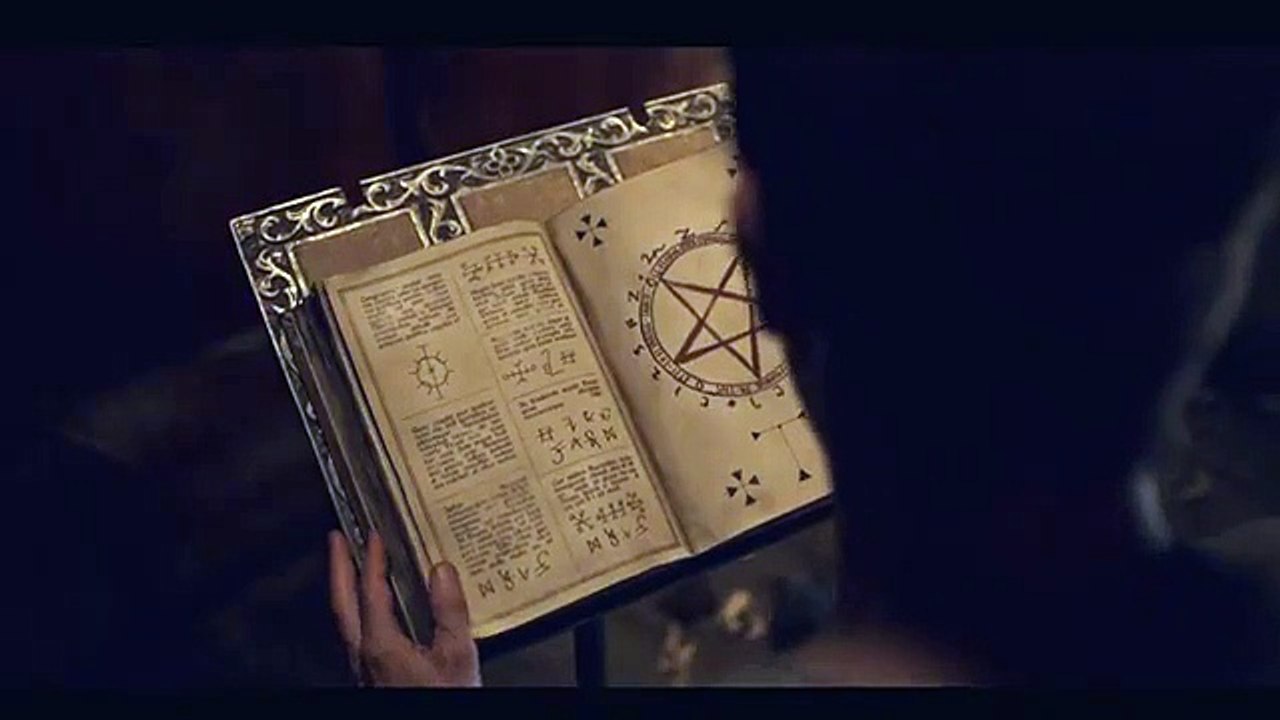 Guillermo del Toro's Cabinet of Curiosities 1x01 - Lot 36 Dottie's Scene                     Épisode 1 Lot 36 La scène de Dottie    Le Cabinet de curiosités de Guillermo del Toro