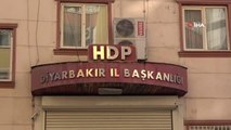 Terör mağduru ailelerin HDP il binası önündeki umutlu bekleyişi sürüyor