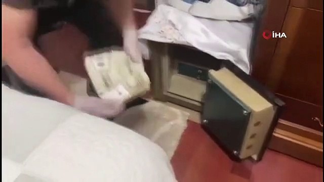 Des centaines d'artefacts historiques ont été trouvés dans le boîtier en acier