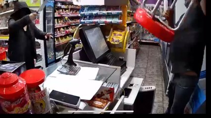 Atraco surrealista con cuchillo en mano: "O cierras o estás muerto"