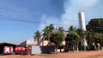 Incêndio de grandes proporções atinge depósito de algodão em MT