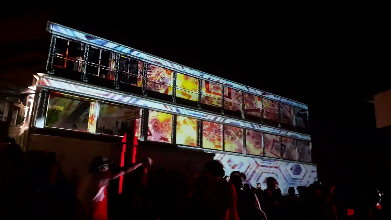 I.N.D. Love! Chapeau bas aux Régisseurs, et aux Techniciens Visuels! Votre Lumière à autant transporter le Public, que les Sons. Double Love! La preuve en photo: I.N.D. en n'a pris plein et Flö a pu la tenir dans sa main. lol