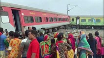 Vagones destrozados y cadáveres junto a las vías tras accidente de tren en India