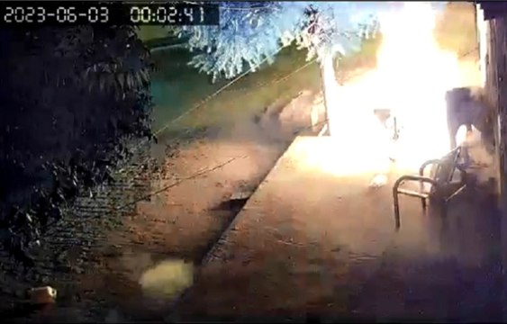 Criminosos incendeiam motocicleta e atiram em residência na cidade de Catolé do Rocha