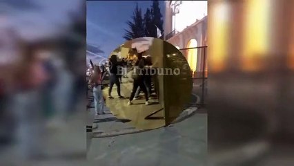 Manifestantes de la marcha del "Ni una menos" tiran las vallas en la legislatura.