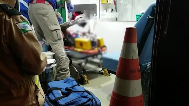 Condutor sofre fratura no dente após colidir contra poste no bairro Brasília