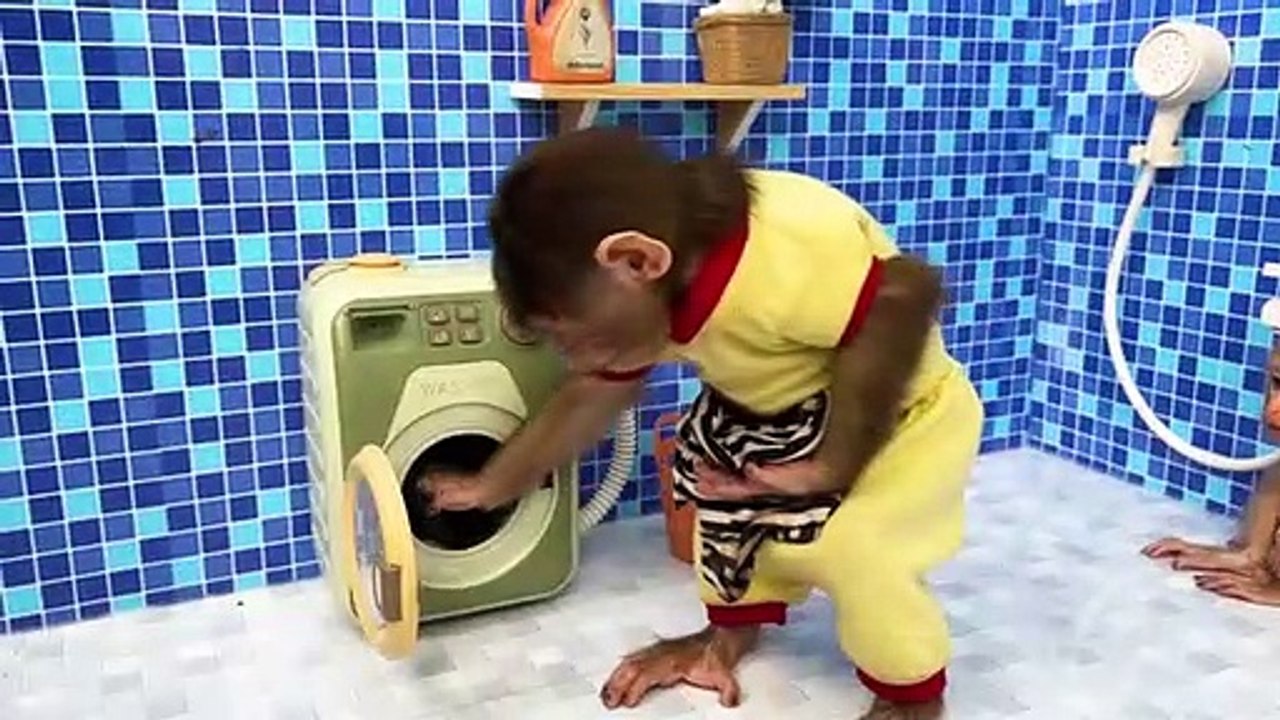 Monkey_Pin_Pin_bathing_with_Baby_monkey_kiki_at_the_toilet_and_go_swimming_at_the_pool(360p)