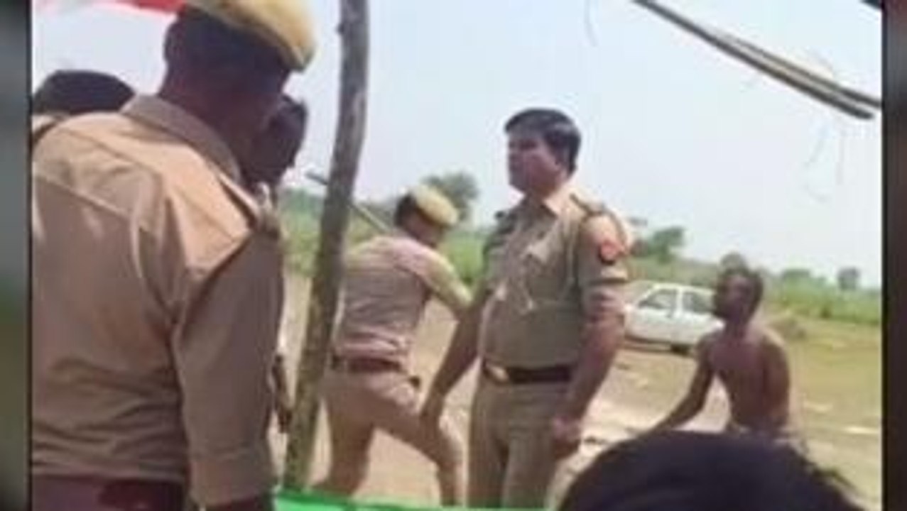 बुलंदशहर: गंगा स्नान करने पहुंचे श्रद्धालु, पुलिस ने भांज दी लाठियां...वीडियो हुआ वायरल