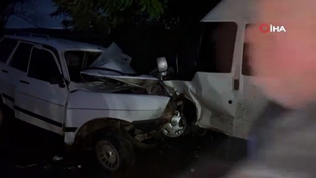 Köpeğe çarpmamak için direksiyonu kırdı, karşı şeride geçerek minibüse çarptı: 1 yaralı