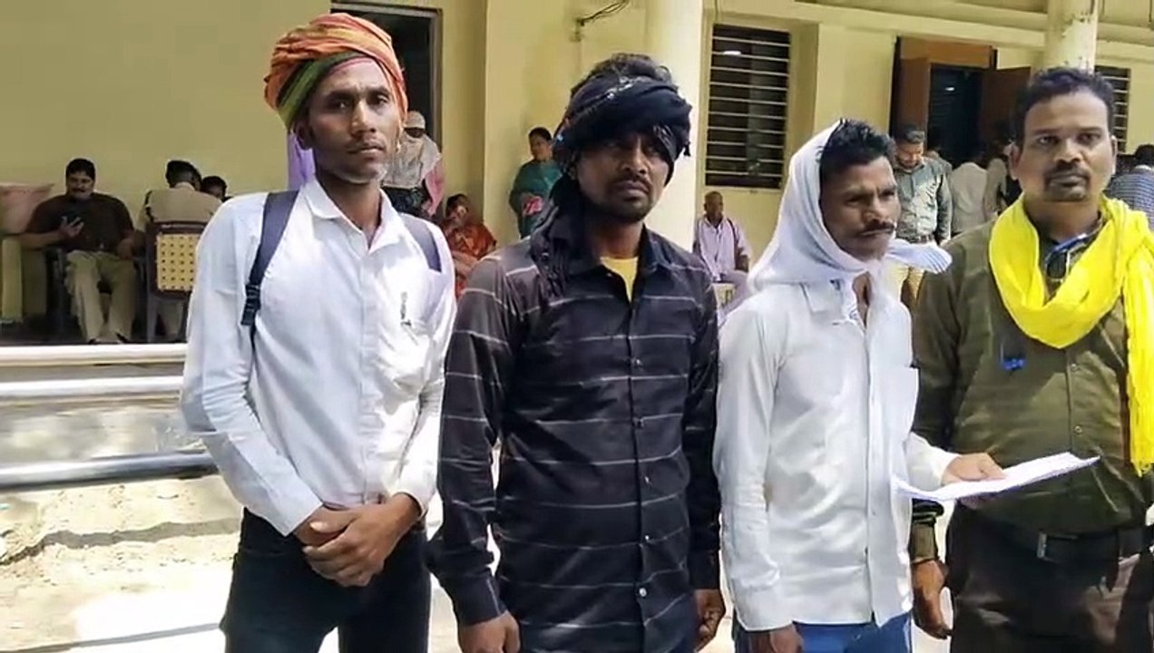 खुड़िया के सचिव व सब इंजीनियर निर्माण कार्यों म...