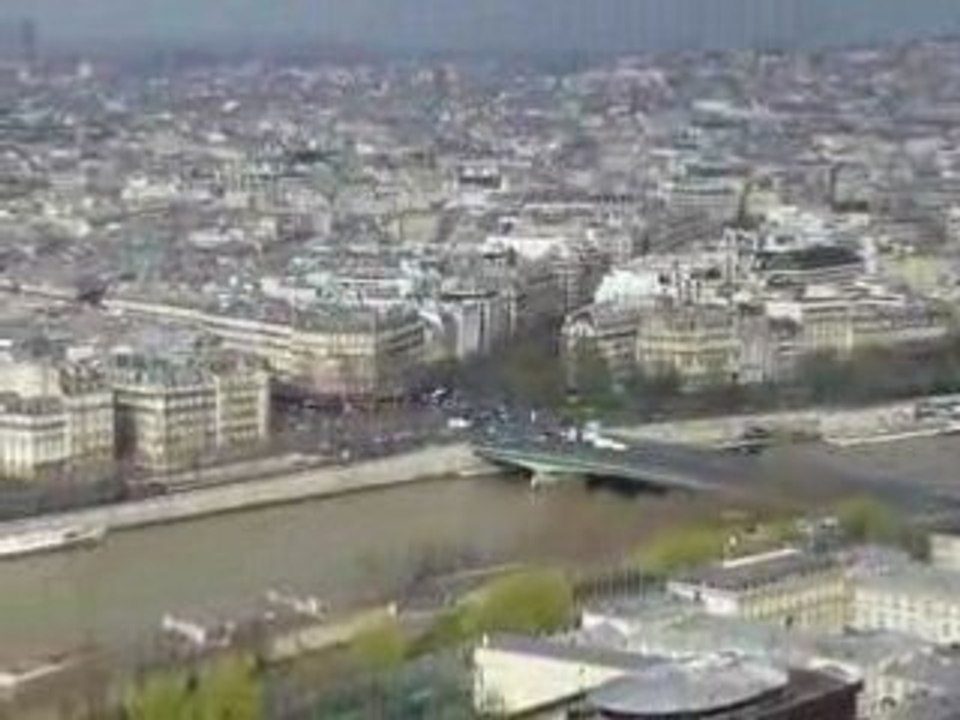 vision panoramique de la tour eiffel