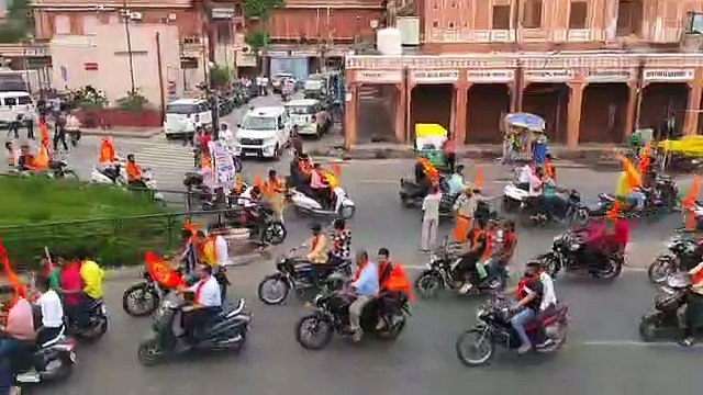 जयपुर में सुबह-सुबह गूंज उठे श्रीराम के उद्घोष, लोगों ने जगह—जगह की पुष्प वर्षा