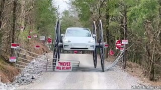 Un homme a rajouté de grandes roues sur une Tesla