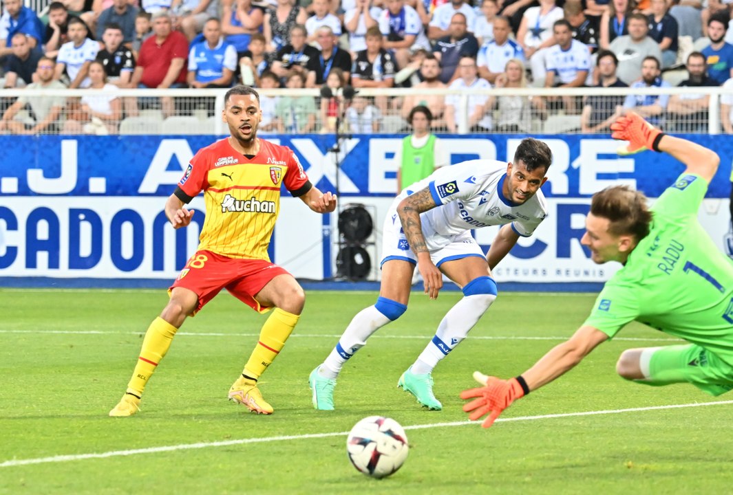 Auxerre v Lens