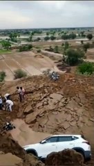 टिब्बा का एक हिस्सा धंसने से कई वाहन पचास फीट नीचे फंसे