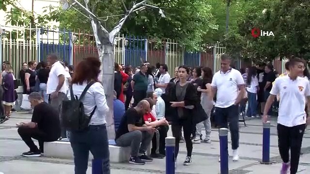 L'excitation de LGS a commencé à Izmir - Les étudiants sont à l'intérieur, les parents transpirent à l'extérieur