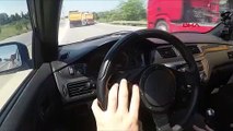 Des camions de terrassement lançant des ciseaux à Tuzla mettent en danger la circulation