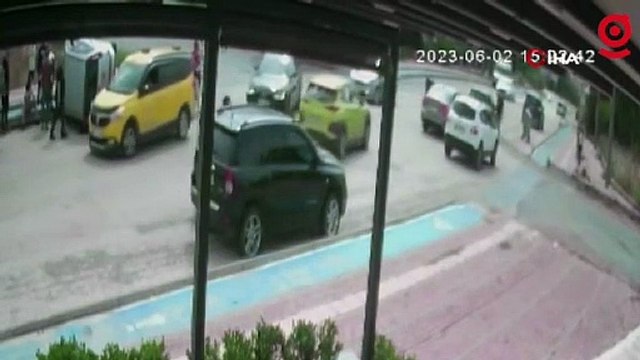 Kaldırıma çarpıp devrilen araçtan burnu bile kanamadan çıktı