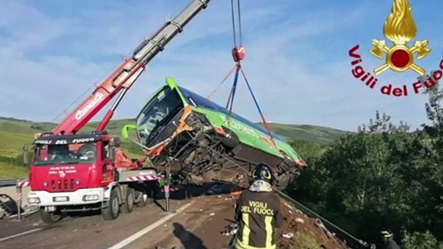 Pullman partito dalla Puglia precipita in una scarpata: un morto e 14 feriti