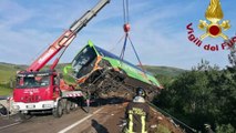 Bus departing from Puglia crashes into an escarpment: one dead and 14 injured - video