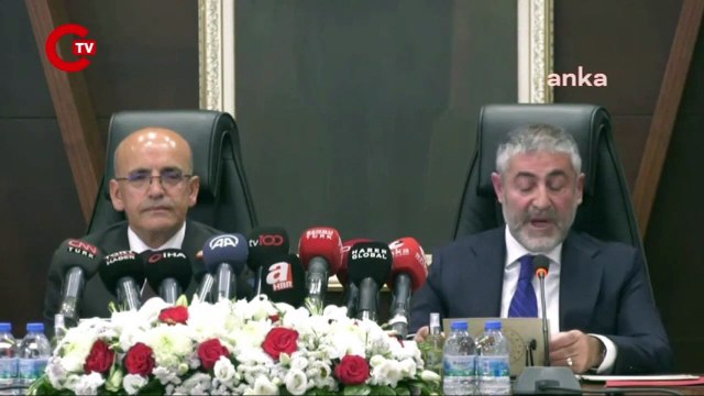 Hazine ve Maliye Bakanlığı'nı Mehmet Şimşek'e devreden Nureddin Nebati 'Oh' çekti Hazine ve Maliye Bakanı olarak atanan Mehmet Şimşek, bakanlıkta düzenlenen törenle görevi Nureddin Nebati'den devraldı. Görevi devralan Şimşek, Fiyat istikrarı temel hedef
