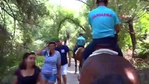 Des gendarmes à cheval assurent la sécurité dans la vallée d'Ihlara