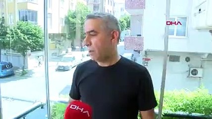 Oto farelerine balkondan patates fırlattı; onlar da taş attı