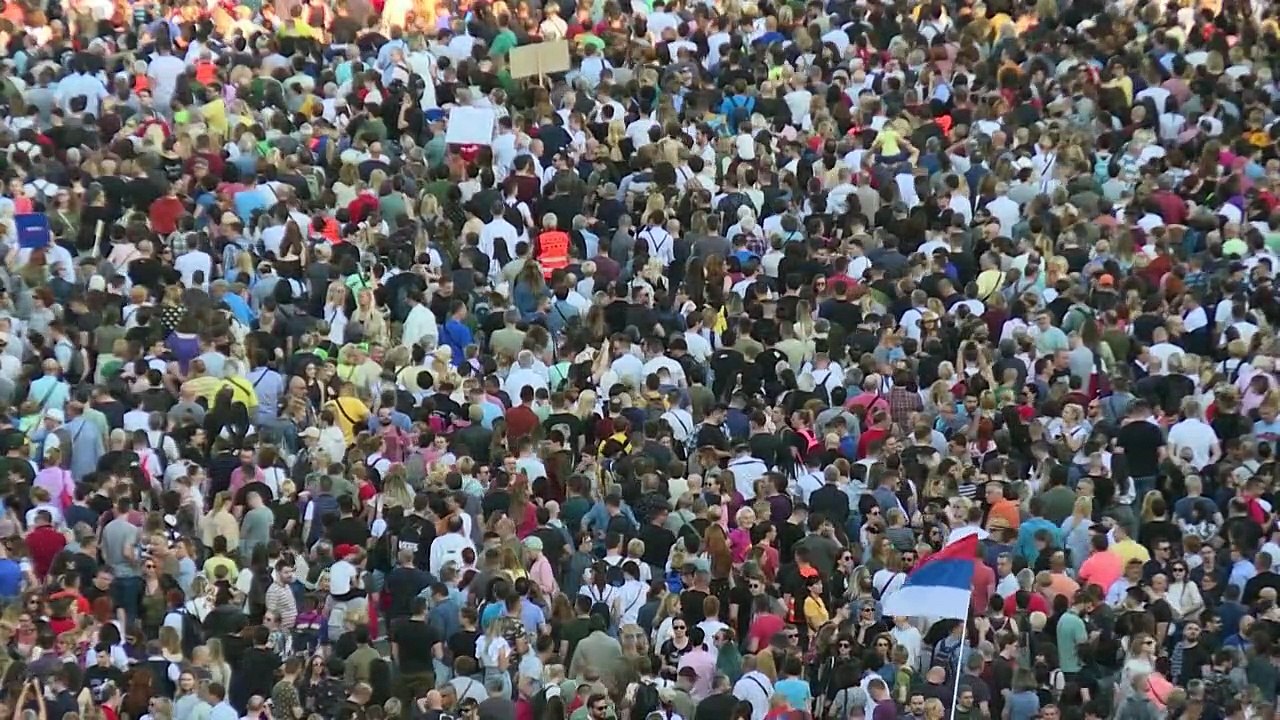 Zehntausende demonstrieren gegen serbische regierung