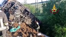 Incidente A16, recuperato il bus precipitato nella scarpata - Video