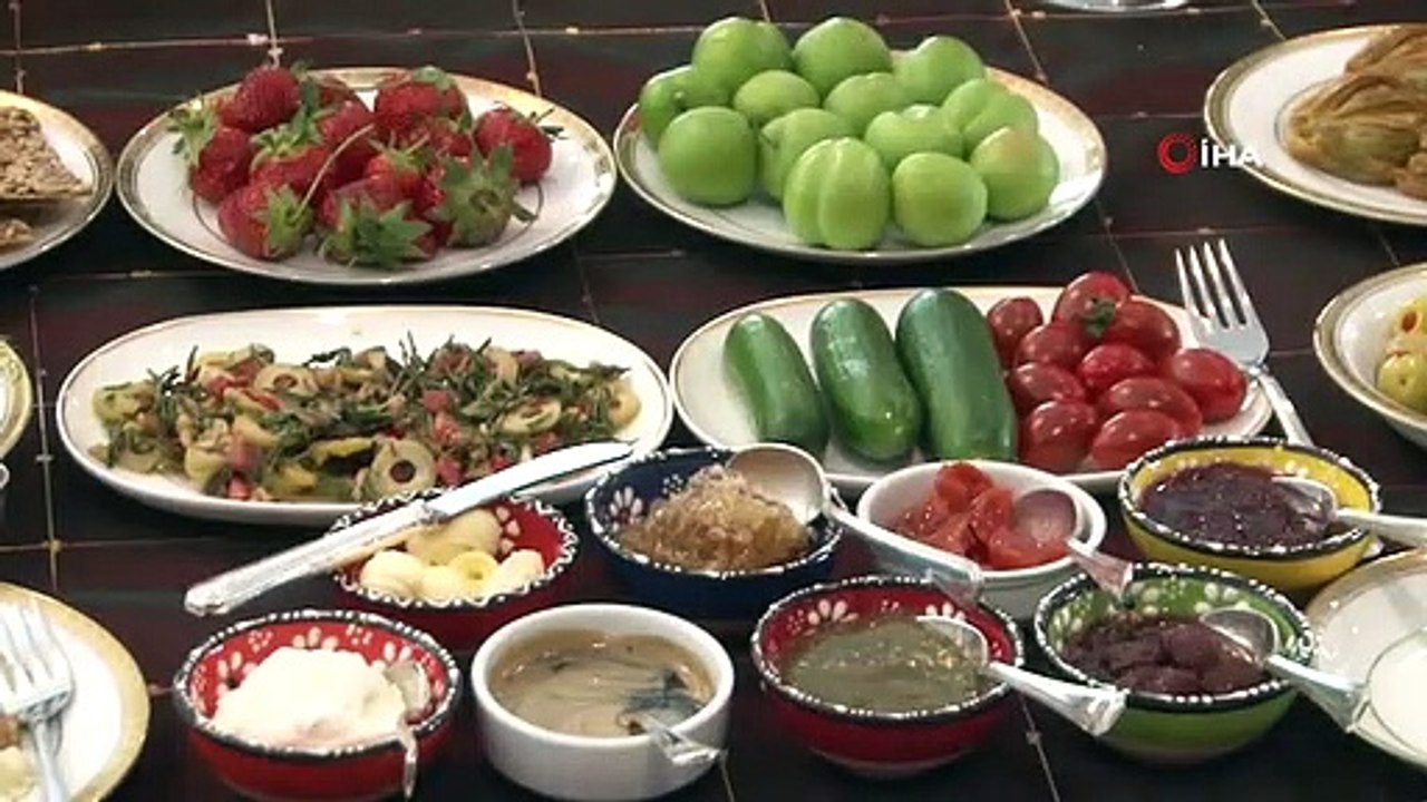 Bakü'deki Dünya Kahvaltı Günü'nde Van kahvaltısı ikramı