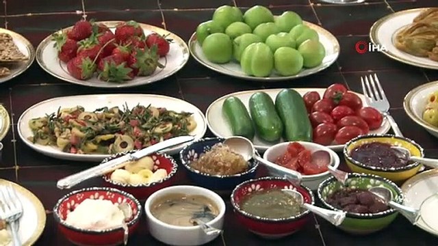 Bakü'deki Dünya Kahvaltı Günü'nde Van kahvaltısı ikramı