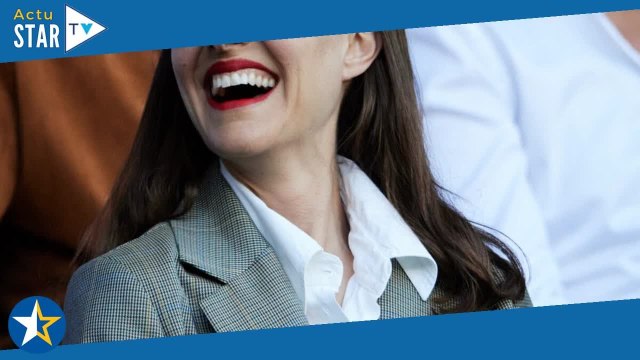 Natalie Portman seule mais éblouissante au Parc des princes, un célèbre humoriste sous son charme