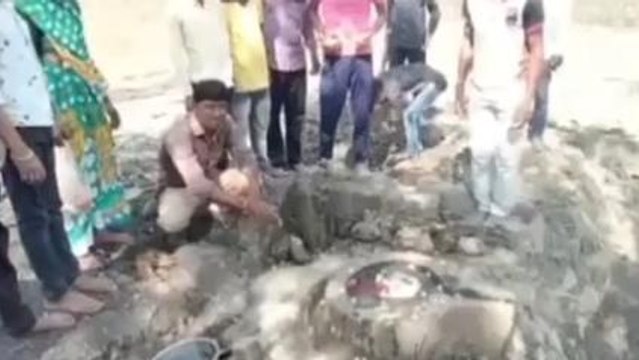 खुदाई के दौरान निकली प्राचीन शिवलिंग,सदियो पुरानी होने का अनुमान