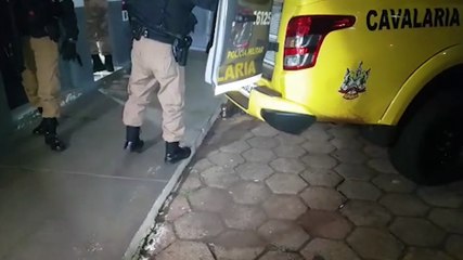 Jovem é agredido por vizinhos após ser flagrando batendo na esposa