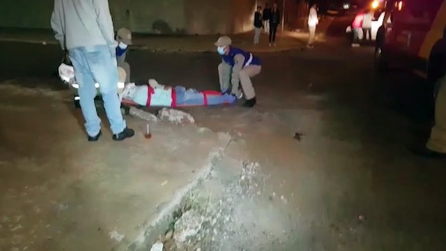 Jovens ficam feridos após colisão entre carro e moto no Santa Cruz