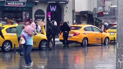 Taksim'de Şiddetli Yağmur Vatandaşları Zor Anlar Yaşattı