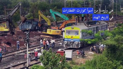 إزالة الحطام من موقع حادث القطارات في الهند