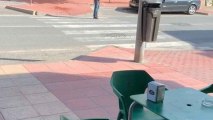 Un ciudadano marroquí comienza a gritar antes de lanzarse como un kamikaze contra una cafetería en Murcia.