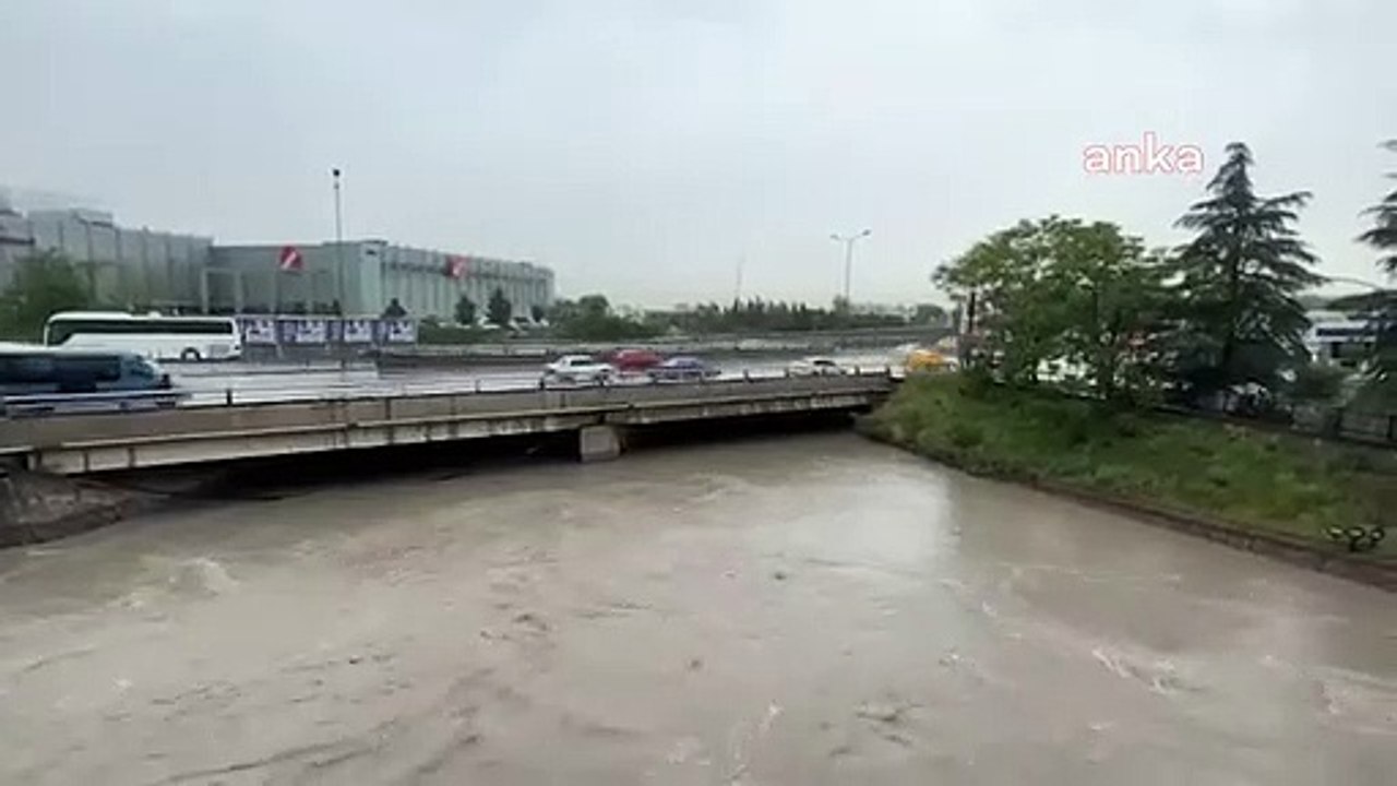 Dernière minute： L'AFAD a émis un avertissement d'inondation, de raid et de foudre pour Ankara. Les citoyens ont été invités à être prudents face aux risques