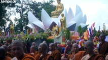 Ribuan Umat Buddha Mengikuti Detik-detik Waisak di Candi Borobudur