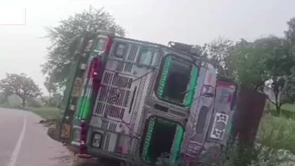 बलरामपुर: तेज रफ्तार ओवरलोड़ ट्रक अनयंत्रित होकर पलटा, चालक और खालसी हुए घायल