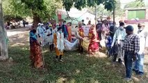 दूल्हा-दुल्हन ने शादी के पहले गांव को स्वच्छ बनाने की साफ-सफाई