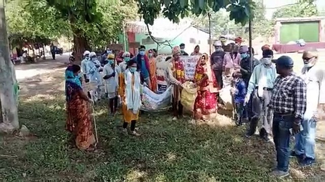 दूल्हा-दुल्हन ने शादी के पहले गांव को स्वच्छ बनाने की साफ-सफाई