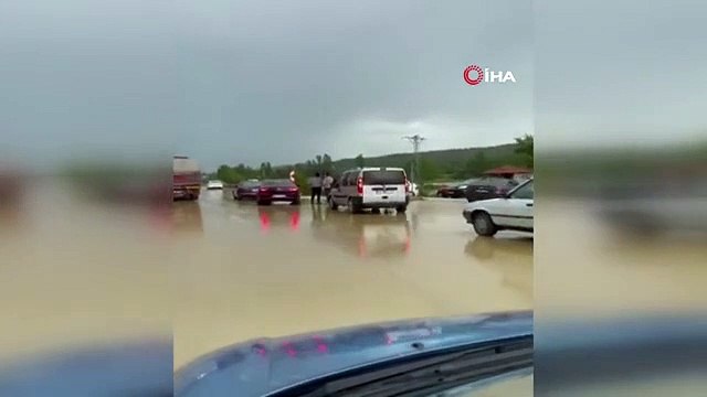Sel suları Ankara-Çorum karayolunda sürücülere zor anlar yaşattı