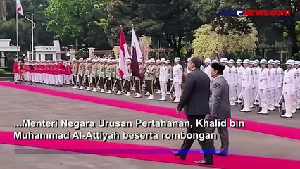 Sambut Delegasi Pertahanan Qatar, Prabowo Serahkan Cinderamata Senapan Serbu Pindad