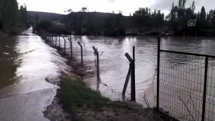 Sungurlu'da Sağanak Ekili Alanlara Zarar Verdi: Karabatak Çayı Taştı