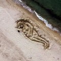 Giulia Tramontano e il suo bimbo mai nato ricordati con una scultura di sabbia