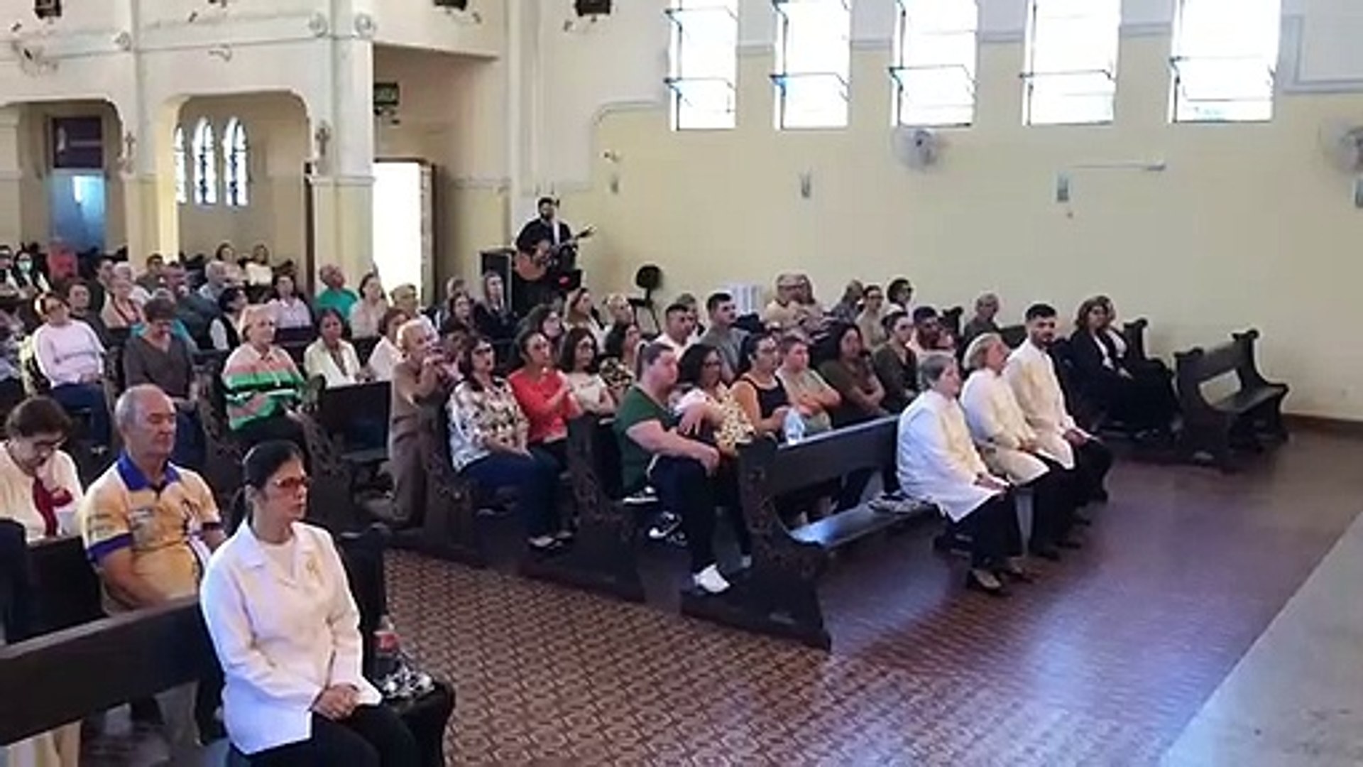 Familiares e amigos de Jeff Machado se reúnem para oração de missa de 7º dia da morte do ator