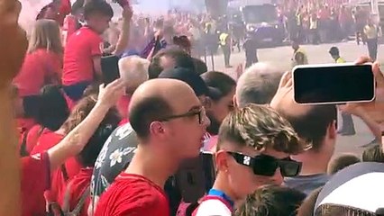 La afición de Osasuna recibe al equipo antes del partidio decisivo por Europa