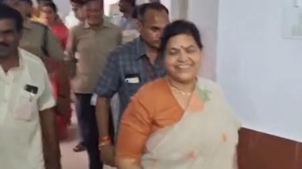 खंडवा: पट्टे की मांग को लेकर लोग पहुंचे प्रभारी मंत्री से मिलने,देखें रिपोर्ट